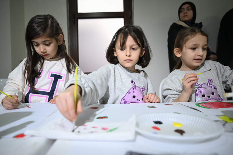 Ressam İlhami Atalay ve Cemal Toy öncülüğünde 80 sanatçı, İsrail'in Gazze'deki saldırıları sonucunda uzuv kaybı yaşayanlara dikkati çekmek için Fatih Belediyesi Ayvansaray Eğitim Birimi'nde resim atölyesi gerçekleştirdi. AID Uluslararası Doktorlar Derneğinin hazırladığı proje kapsamında düzenlenen etkinlikte, Yeni Dinamizm, Birlikte Sanat, Engelsiz Gazze ve Zulmü Fırçala Gönüllüsü topluluklar ile birçok sanatçı bir araya geldi. Tuval üzerine resim, sulu boya, linol baskı gibi çeşitli tekniklerle eserlerin ortaya konulduğu etkinlikte çocuk sanatçılar da yer aldı. ( Mehmet Murat Önel - Anadolu Ajansı )
